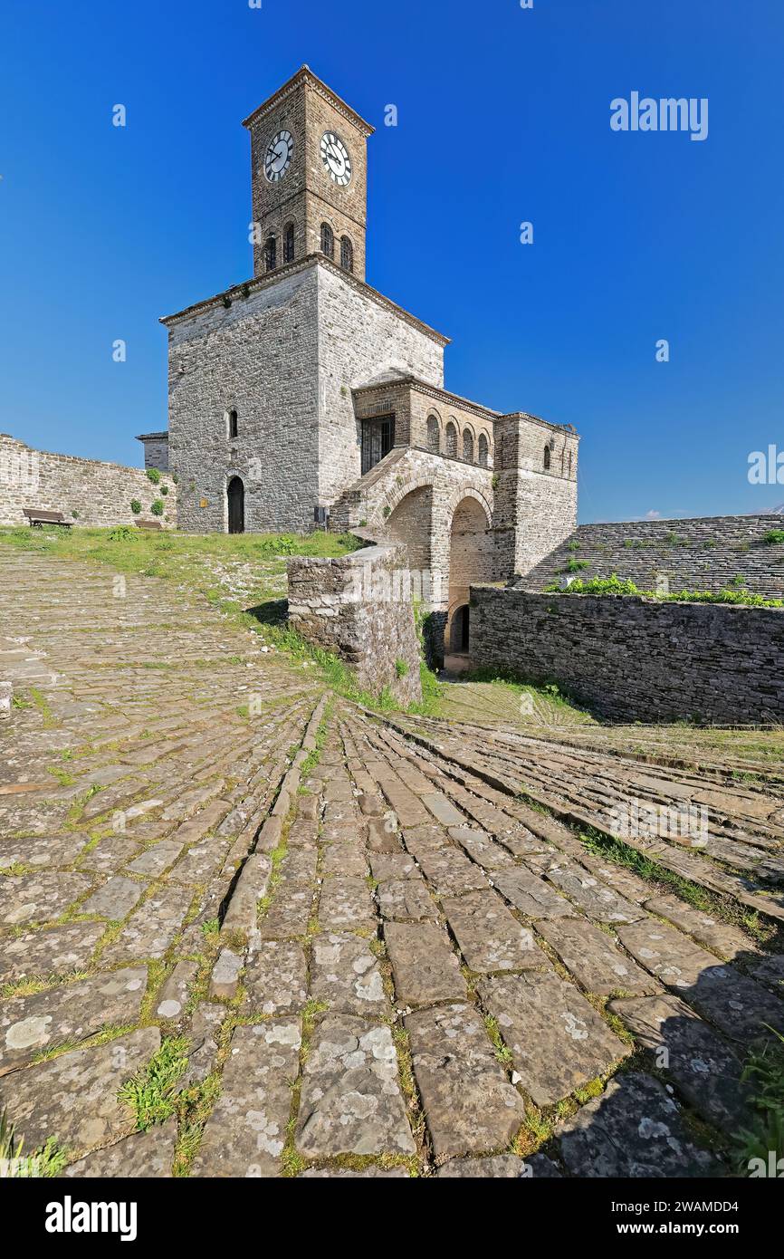 210+ Vista dall'angolo basso della Torre dell'Orologio e degli edifici, dei passaggi e degli archi sotto di essa, all'estremità nord-orientale della fortezza. Gjirokaster-Albania. Foto Stock