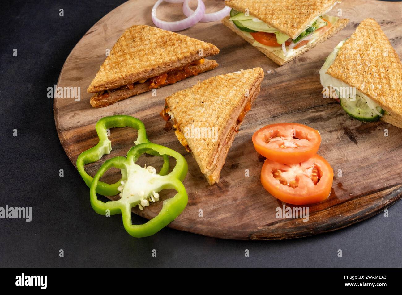 Un panino su un piatto, con lattuga e fette di pomodoro Foto Stock