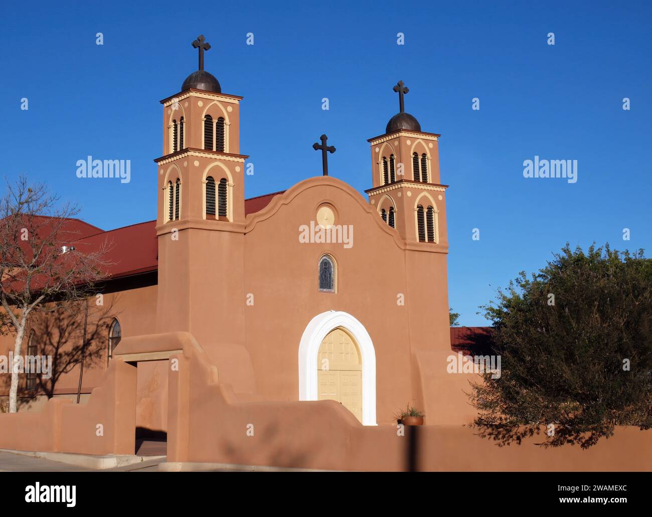 Vista laterale e frontale della missione di San Miguel, Socorro, New Mexico Foto Stock