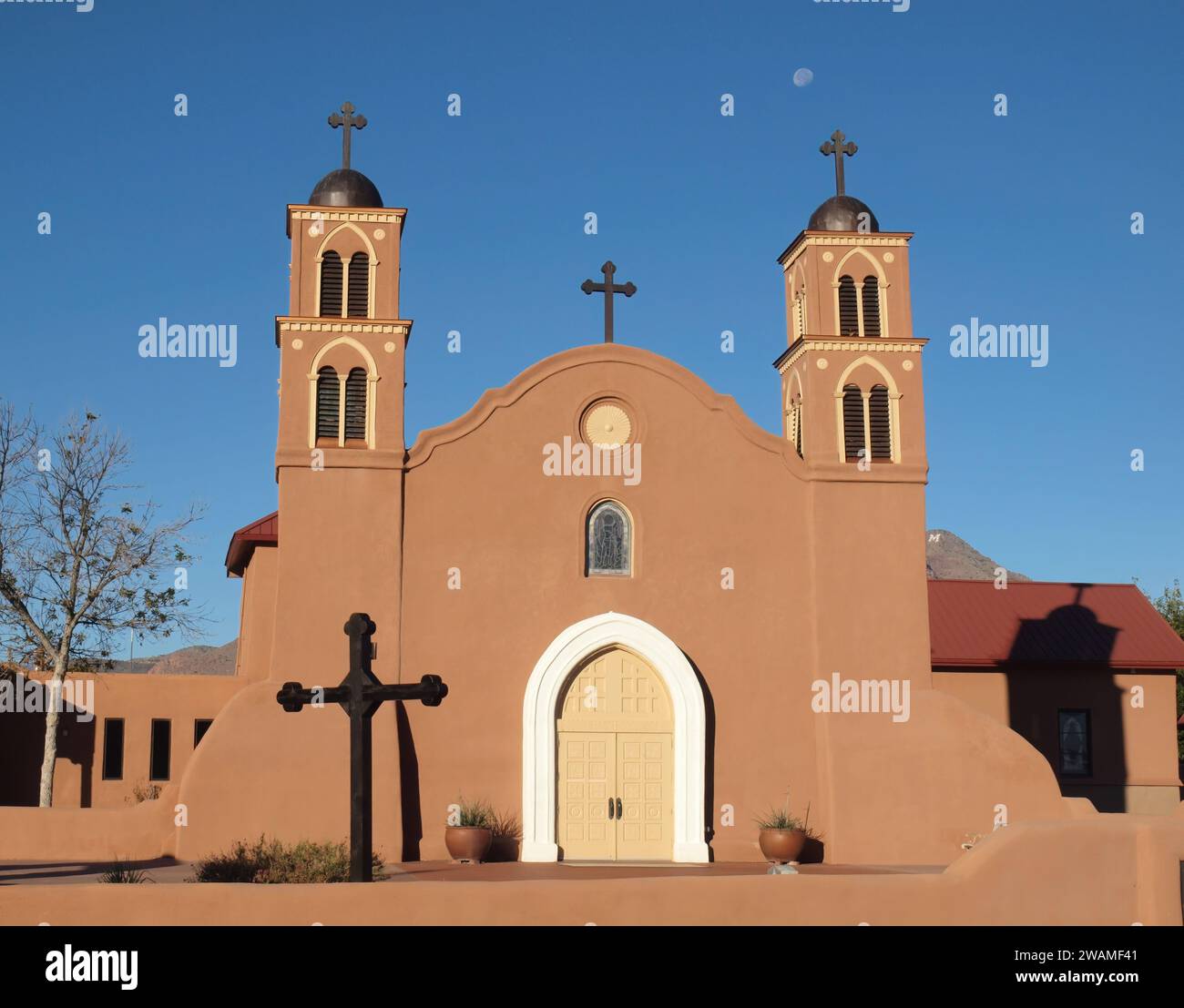 Vista frontale completa della missione di San Miguel, Socorro, New Mexico Foto Stock