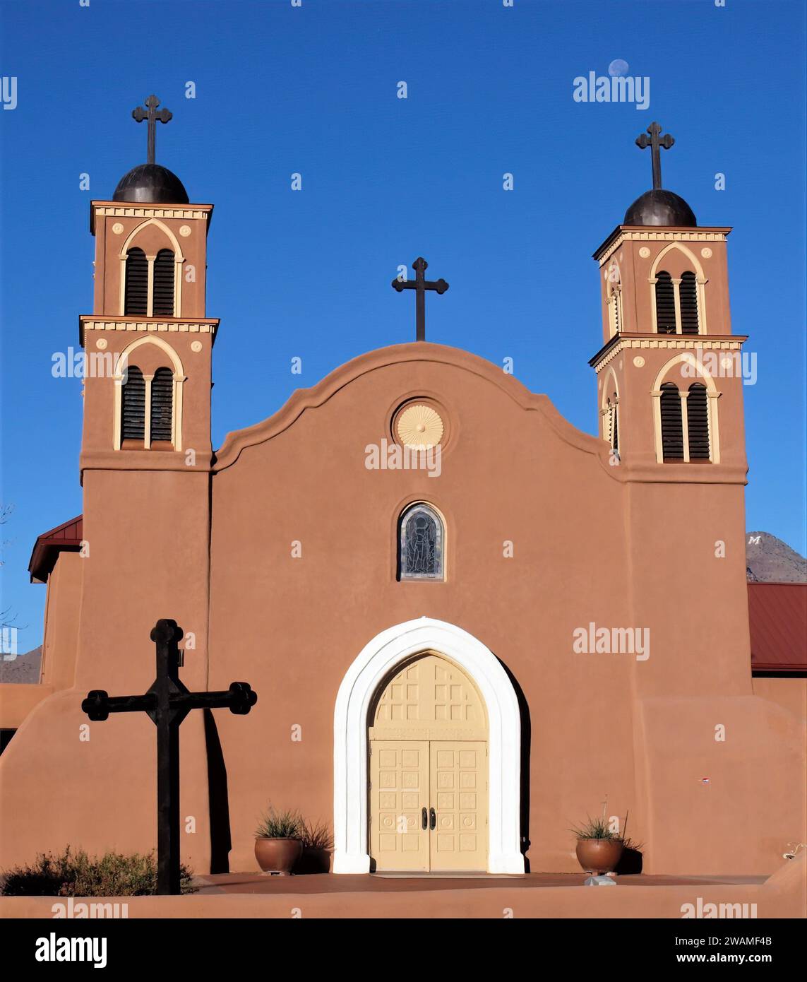 Davanti alla missione di San Miguel, Socorro, New Mexico Foto Stock