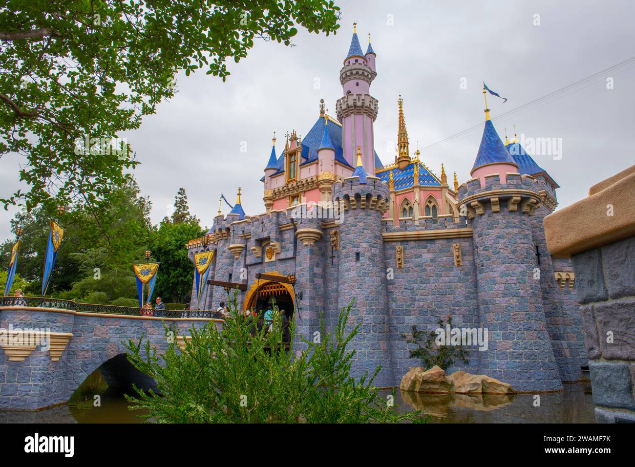 Castello della bella addormentata nel parco Disneyland di Anaheim, California, USA. Foto Stock