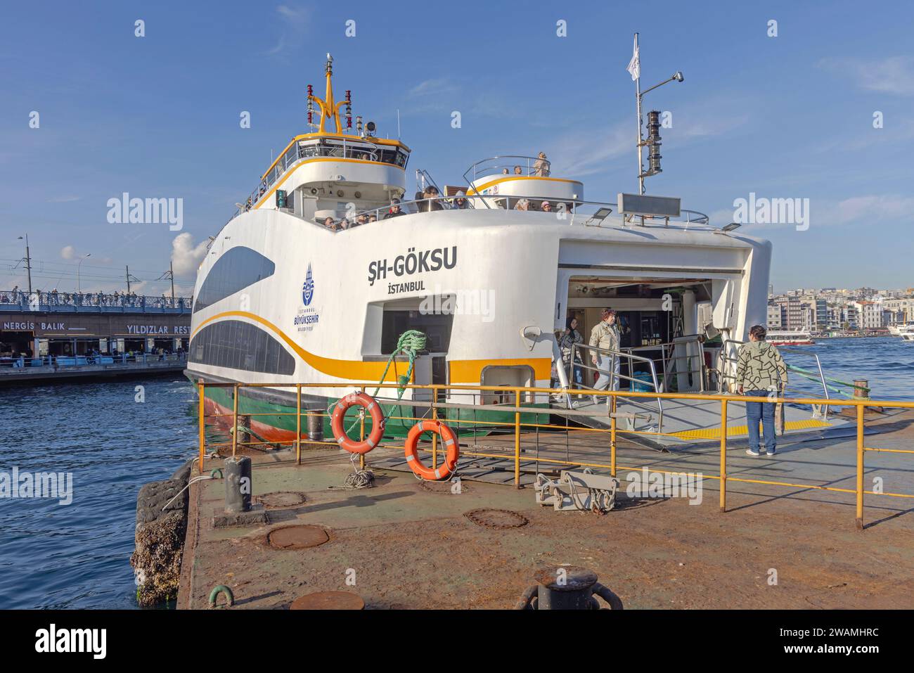 Istanbul, Turchia - 19 ottobre 2023: Sbarco del traghetto passeggeri dal molo galleggiante della città. Foto Stock