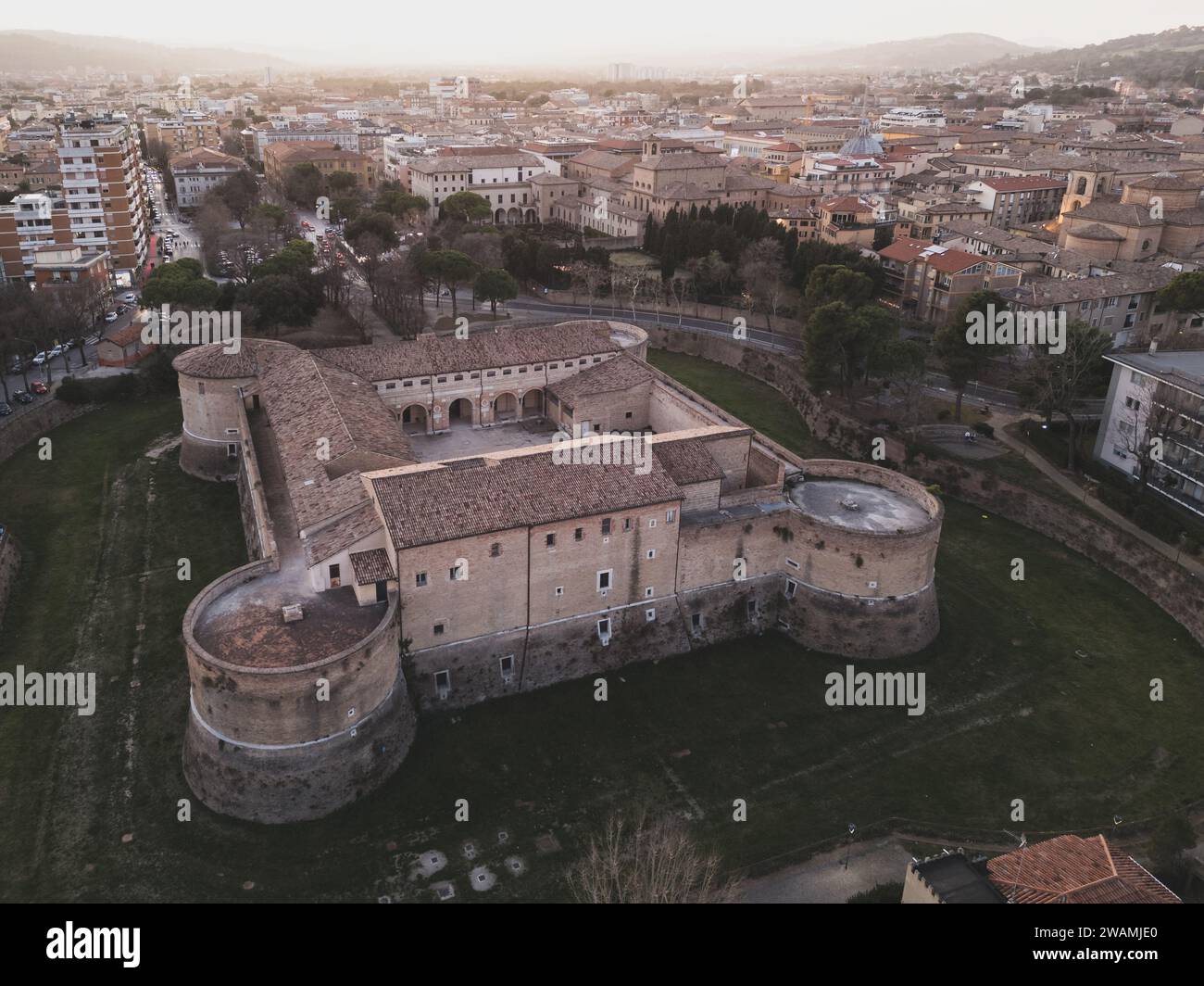 Una splendida vista aerea di Rimini, Italia di notte durante il periodo natalizio Foto Stock