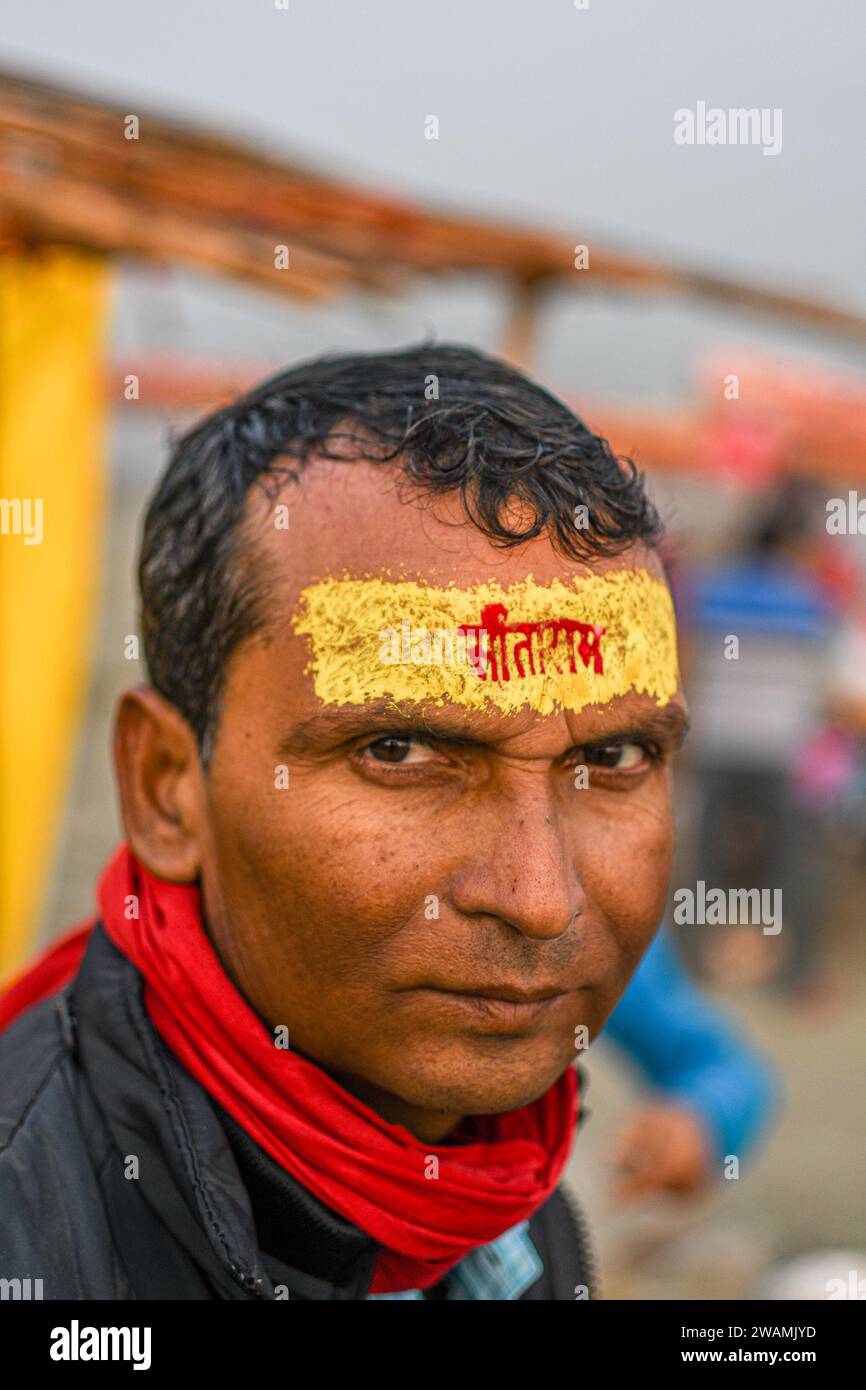Un devoto con i nomi di Lord RAM e di sua moglie, la dea Sita, scritta sulla fronte, posa una foto sulle rive del fiume Sarayu. L'antica città di Ayodhya si trova sulle rive del fiume Sarayu ed è il luogo di nascita di Lord RAM ed è considerata molto religiosa. (Foto di Biplov Bhuyan / SOPA Images/Sipa USA) Foto Stock