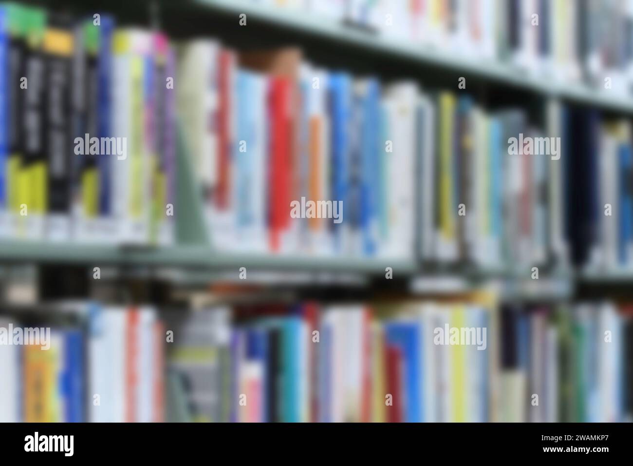 Immagine di sfondo di un'immagine sfocata dei libri sugli scaffali della biblioteca. Foto Stock
