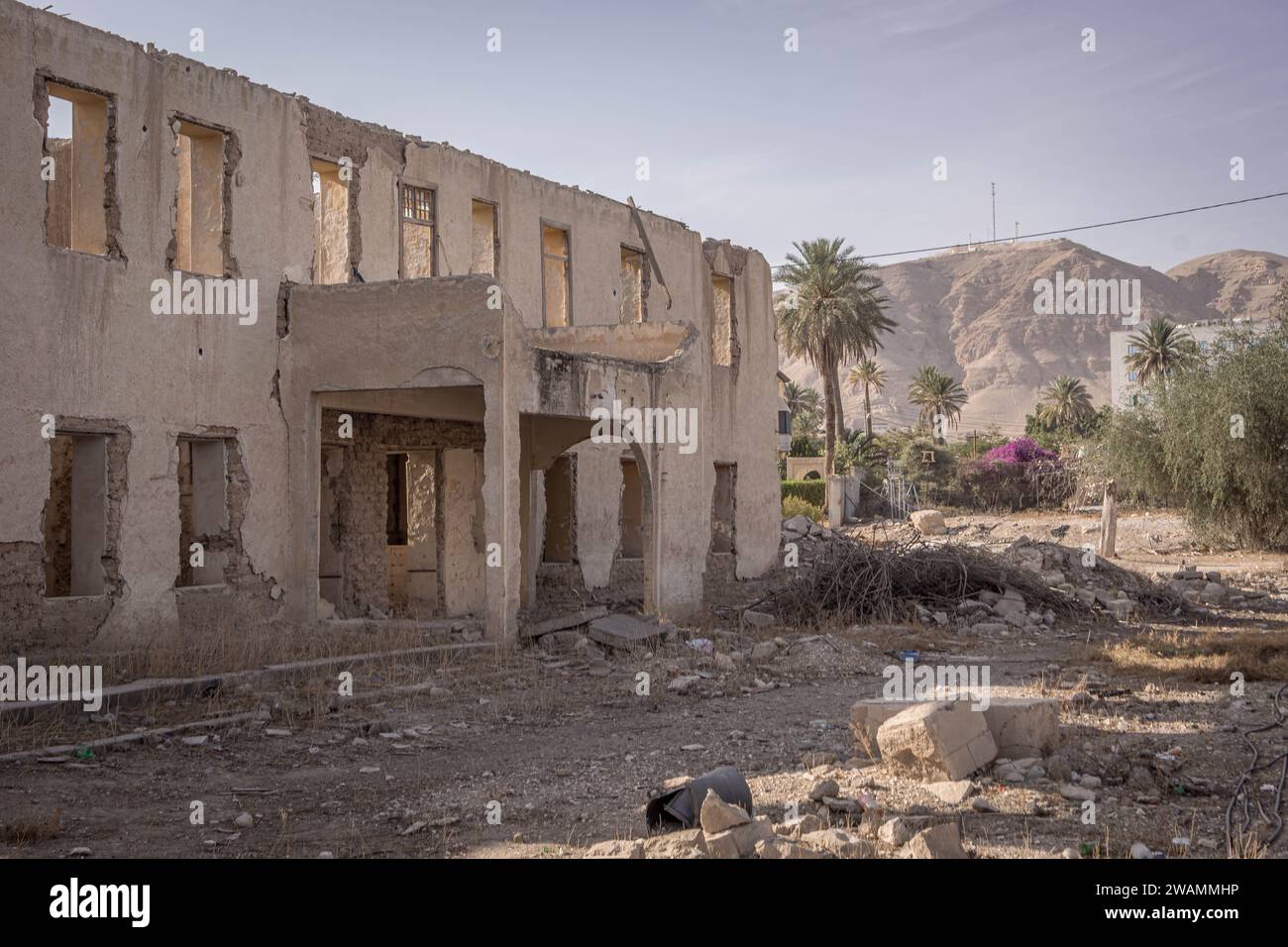 L'edificio abbandonato distrutto e il Monte della tentazione sullo sfondo della città palestinese di Gerico in Cisgiordania, Palestina. Foto Stock