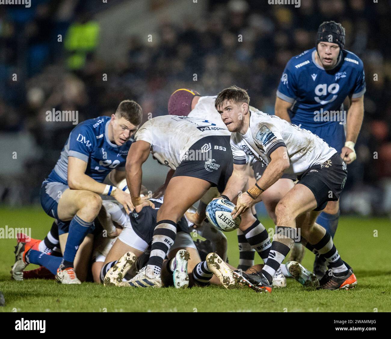 5 gennaio 2024; Salford Community Stadium, Salford, Lancashire, Inghilterra; Gallagher Premiership Rugby, sale Sharks contro Bristol Bears; AJ Macginty dei Bristol Bears libera la palla Foto Stock