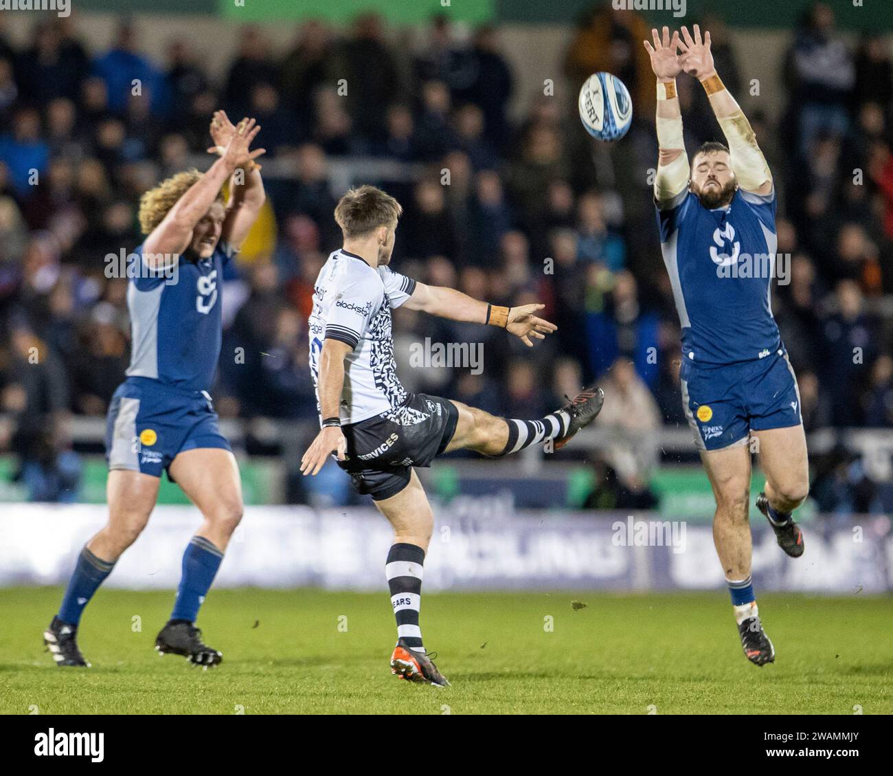 5 gennaio 2024; Salford Community Stadium, Salford, Lancashire, Inghilterra; Gallagher Premiership Rugby, sale Sharks contro Bristol Bears; Luke Cowan-Dickie of sale Sharks blocca il calcio di AJ Macginty dei Bristol Bears Foto Stock