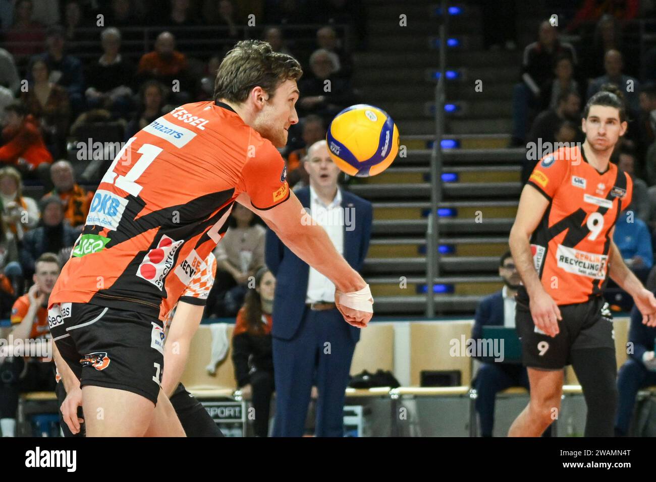 Berlino, Deutschland 05. Gennaio 2024: 1. VBL - 2023/2024 - Berlin Recycling volleys vs. Energiequelle Netzhoppers IM Bild: Cody Kessel (BR volleys) bei der Ballannahme Foto Stock