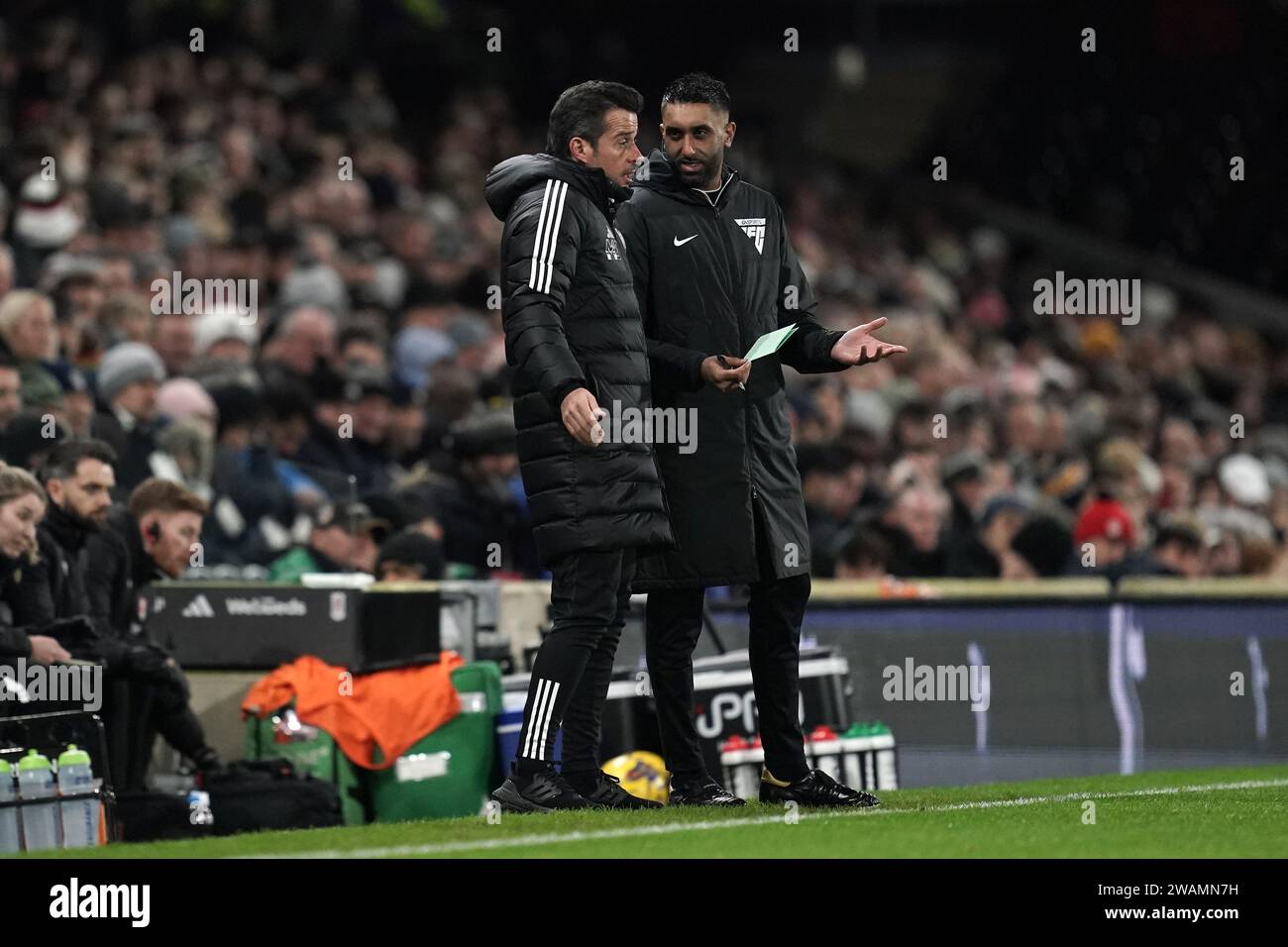 Il manager del Fulham Marco Silva (a sinistra) parla con il quarto ufficiale Sunny Singh Gill durante il terzo turno della Emirates fa Cup a Craven Cottage, Londra. Data immagine: Venerdì 5 gennaio 2024. Foto Stock