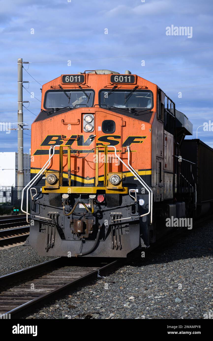 Everett, WA, USA - 3 gennaio 2024; locomotiva diesel BNSF con logo aziendale e Swoosh Foto Stock