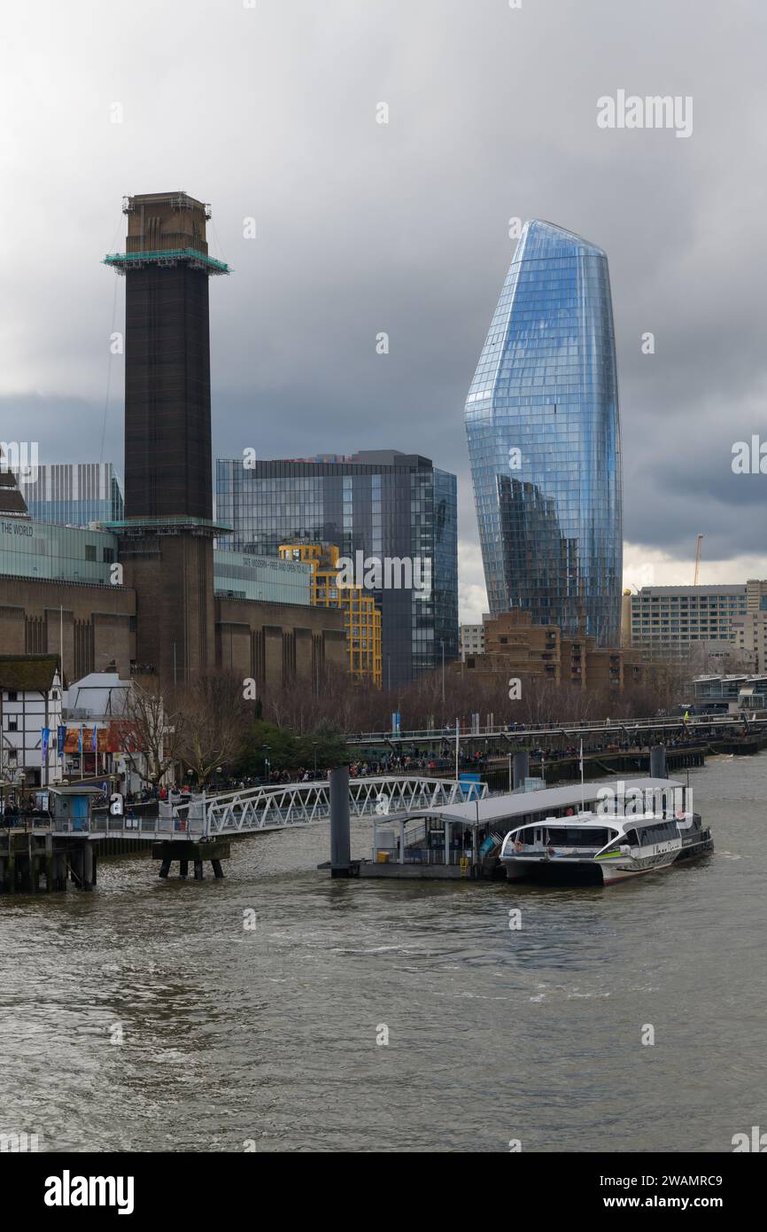 Londra, Regno Unito - 18 marzo 2023; Tate Modern e One Blackfriars che si innalzano sopra il molo del fiume Bankside Foto Stock