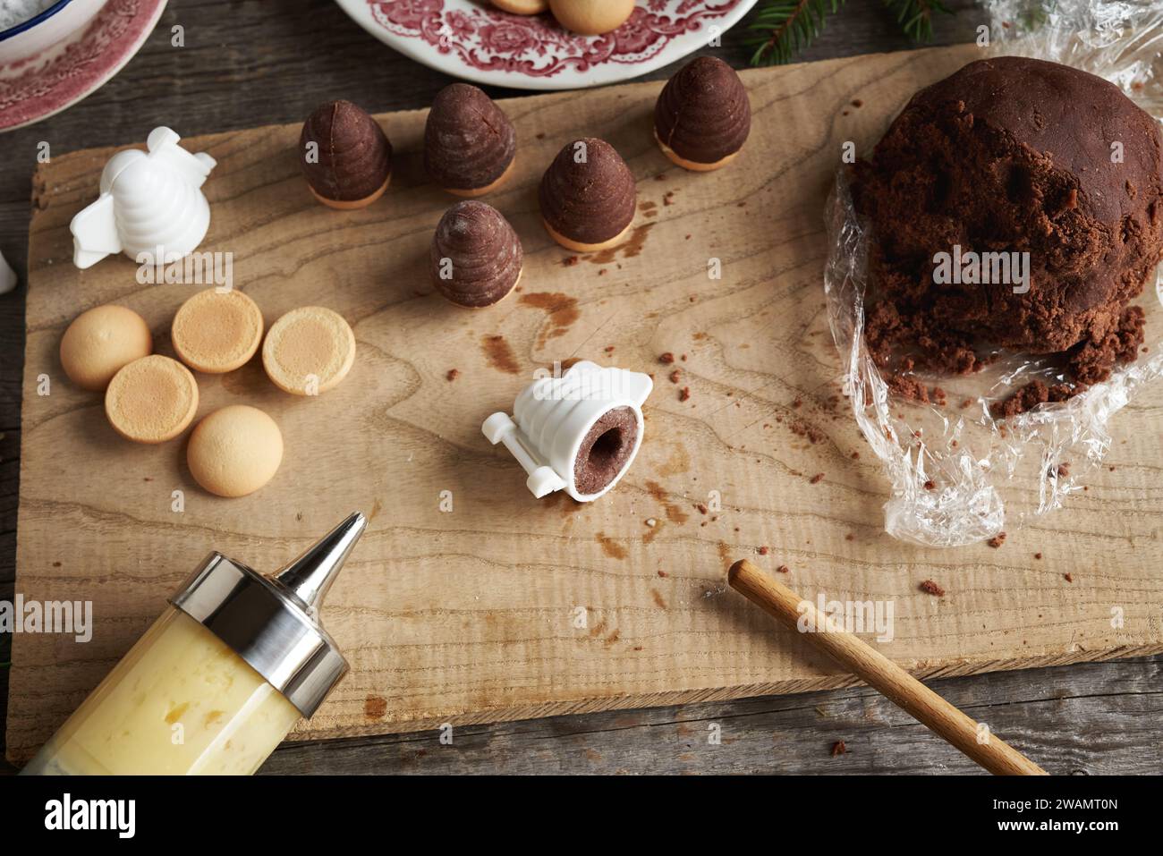 Preparazione fatta in casa di alveari o nidi di vespe - tradizionali biscotti di Natale cechi senza cottura riempiti con crema di eggnog Foto Stock