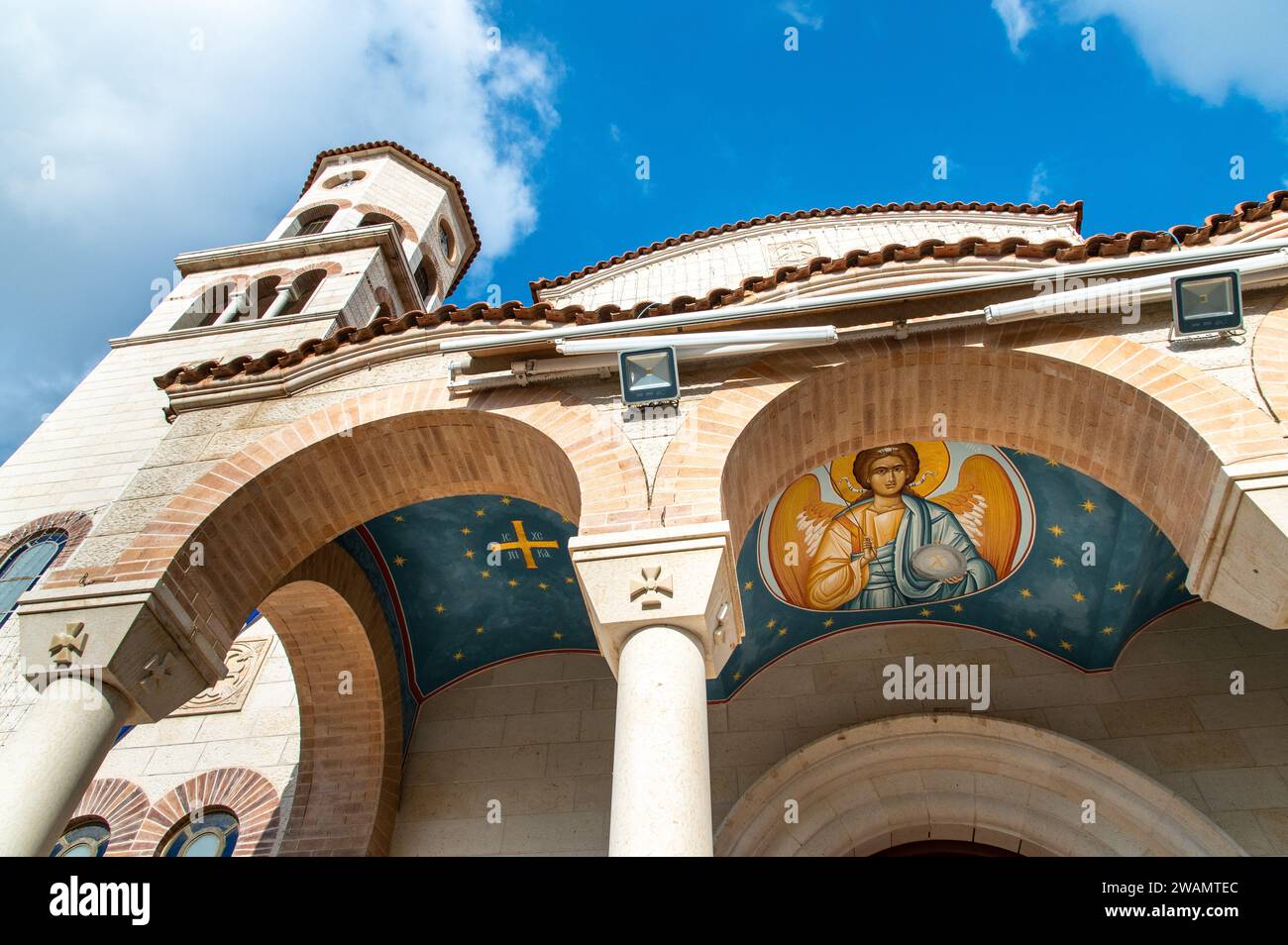 Sacerdote parrocchiale padre Atallah Makhouli all'interno e all'esterno della Chiesa greco-ortodossa di San Giorgio prima dei servizi di Pasqua; Kfar Yasif; Israele Foto Stock