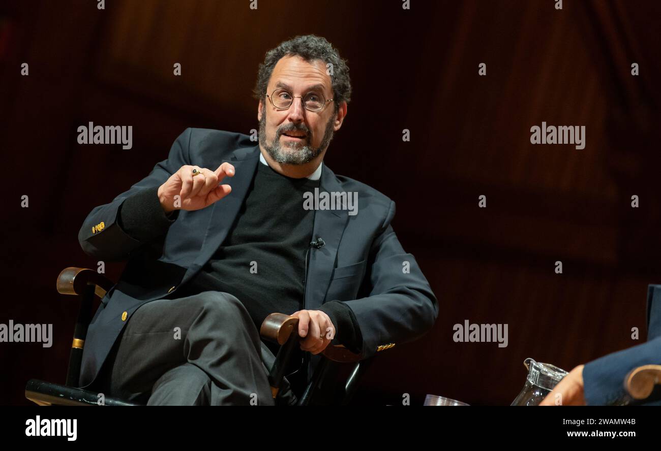 Tony Kushner in conversazione con il professore di Harvard Stephen J. Greenblatt al Saunders Theater dell'Università di Harvard. Foto Stock