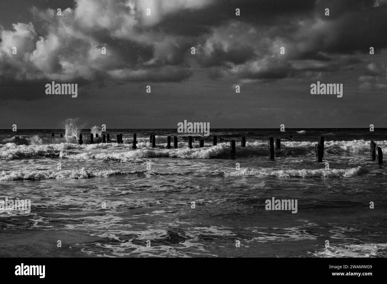 Surf e balneazione sulla costa mediterranea Foto Stock