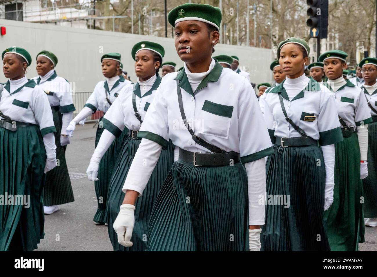 Gli artisti della banda di ottoni Fanfare Kimbanguiste si dirigono verso l'inizio della London New Year's Day Parade 2024. Foto Stock