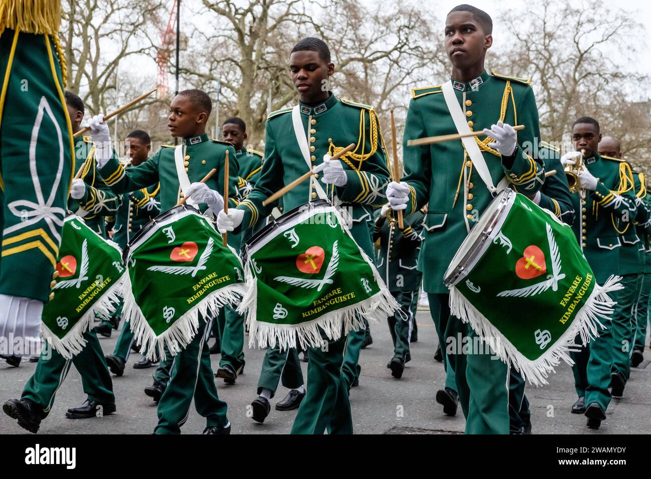 Gli artisti della banda di ottoni Fanfare Kimbanguiste si dirigono verso l'inizio della London New Year's Day Parade 2024. Foto Stock