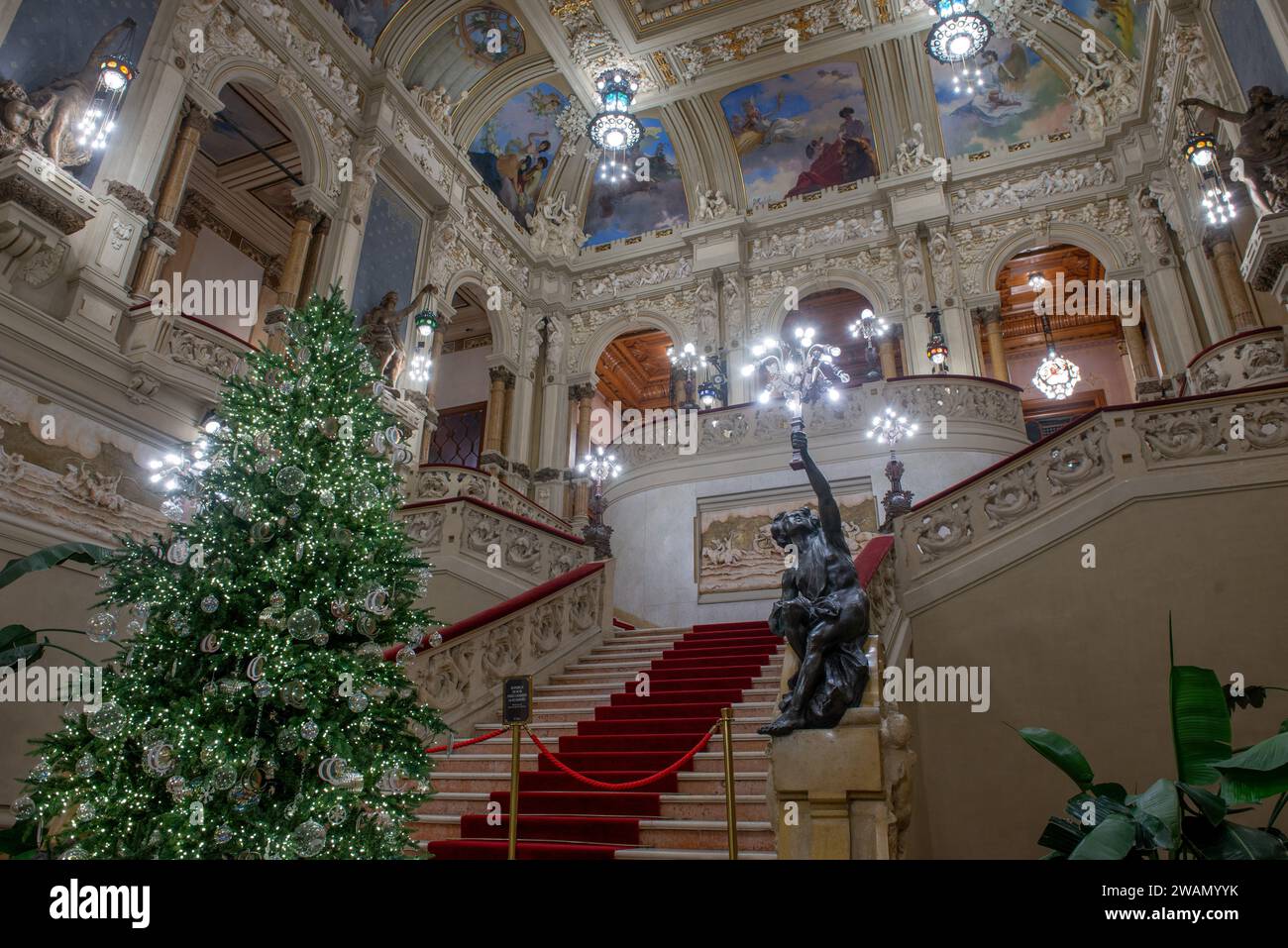 San Pellegrino Terme 29 dicembre 2023: Scalinata in stile Freedman del casinò comunale di San Pellegrino Terme Foto Stock