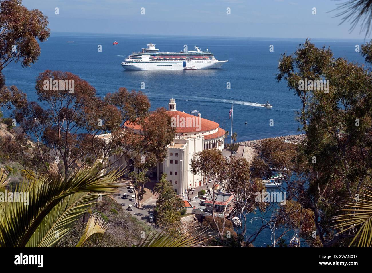 Nave da crociera attraccata all'isola di Catalina vicino all'edificio art deco Casin, Catalina, Los Angeles, Calfornia, USA Foto Stock