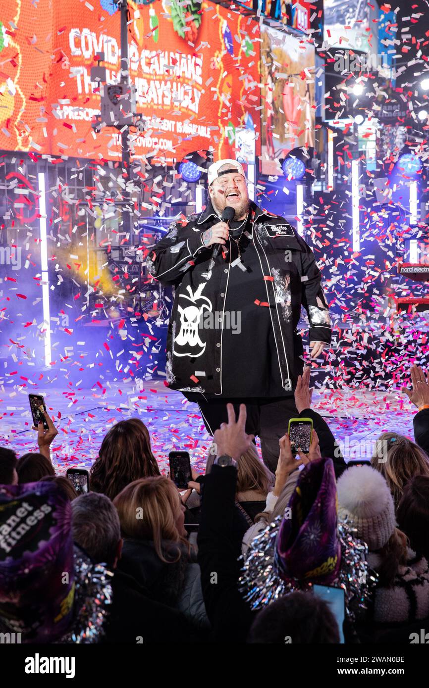 Jelly Roll si esibisce sul palco durante la celebrazione di Capodanno del 2024 a Times Square a New York il 31 dicembre 2023. Foto Stock