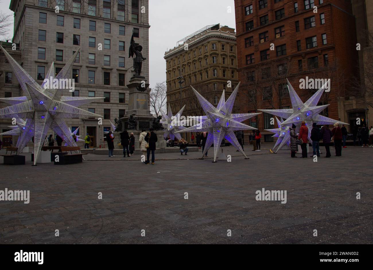 Decorazioni natalizie in una vecchia piazza della città Foto Stock
