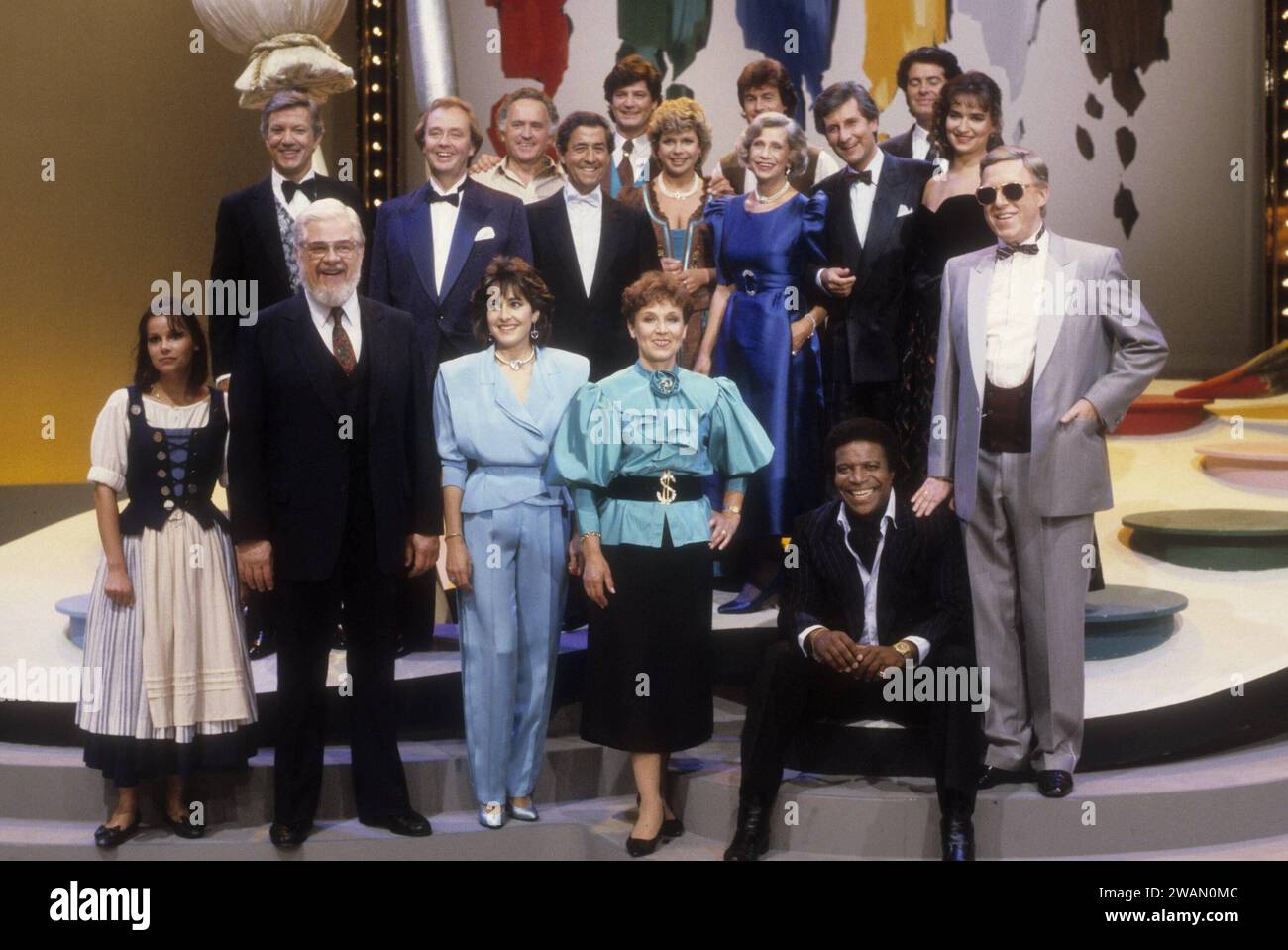 Fernsehshow so schön wird S nie wieder sein 10/86 Lie Enrico de Paruta oben, 4.v.re. im Oktober 1986 mit seinen Gästen in so schön wird S nie wieder sein TV Fernsehen Fernsehshow Show Fernsehgala Deutschland deutscher Mann moderation Schauspiel Schauspieler Autor Produzent Sänger Sängerin Sängerinnen Frau Frauen Männer Schlager Schlagersänger Schlagersängerin Bill Ramsey Paola Lolita Roberto Blanco René Kollo Wolfgang Sauer Sonnenbrille Vico Torriani Marianne e Michael Freddy Breck Maria Traudl Winkler Steven Kimbrough Gavin du Porter Ulrike Steinsky presentatore conduttore tedesco attore Write Foto Stock