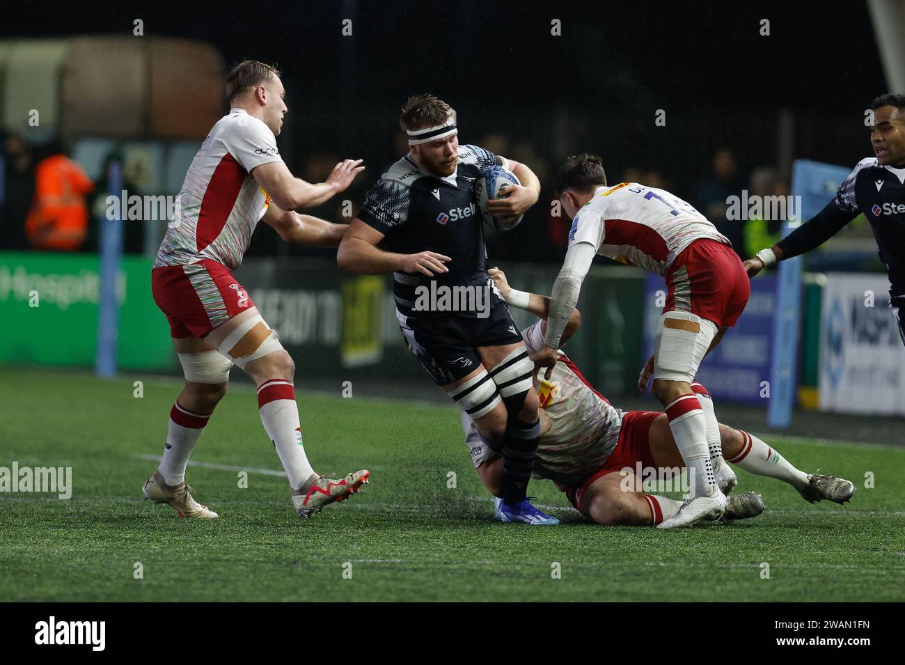 Newcastle, Regno Unito. 5 gennaio 2024. Callum Chick dei Newcastle Falcons viene placcato durante il Gallagher Premiership match tra Newcastle Falcons e Harlequins a Kingston Park, Newcastle, venerdì 5 gennaio 2024. (Foto: Chris Lishman | mi News) crediti: MI News & Sport /Alamy Live News Foto Stock