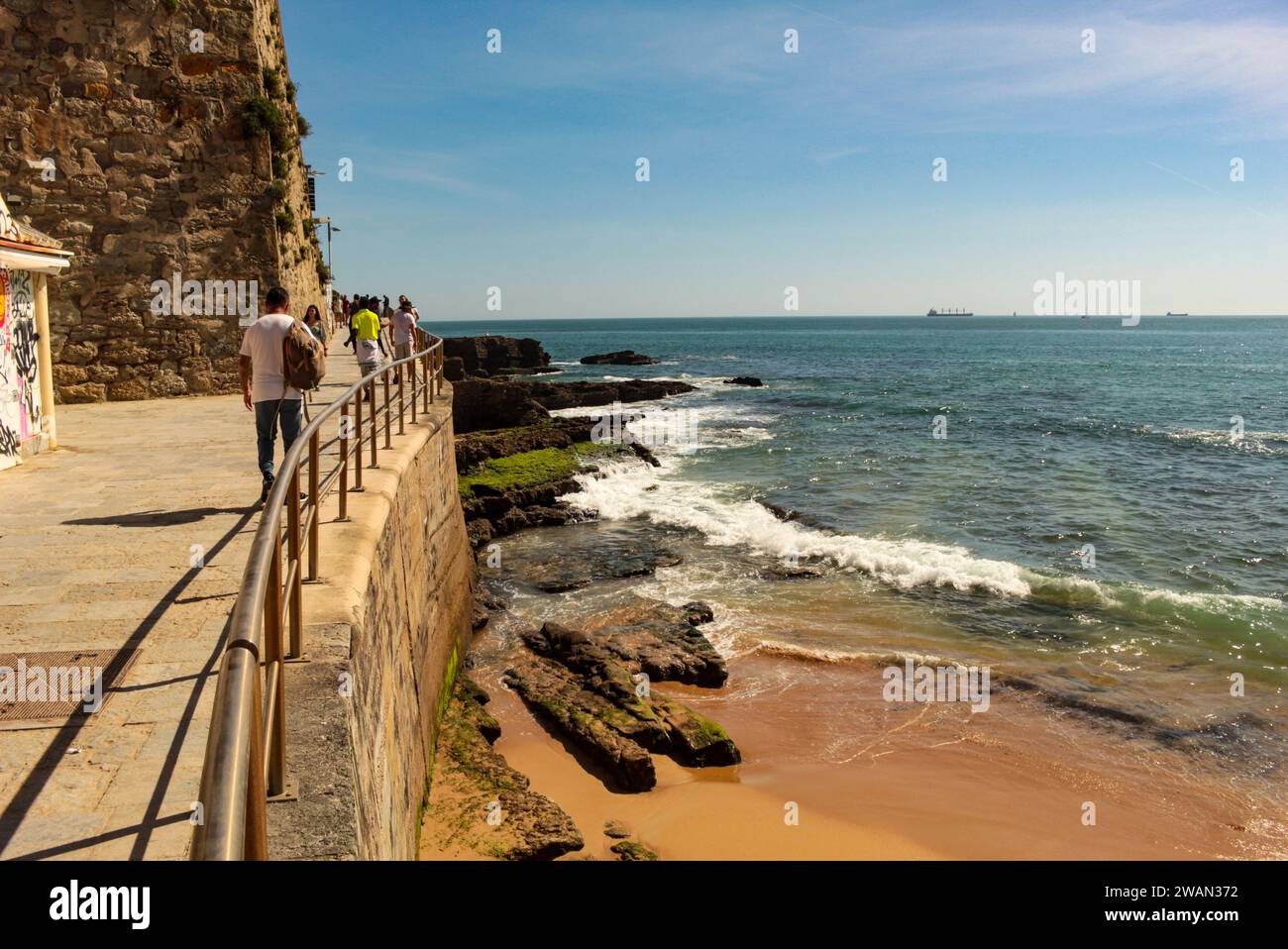 Vista sul lungomare di Estoril, sulla Praia de São João de Estoril e sul punto panoramico Azarujinha, a Estoril, Portogallo, Europa Foto Stock