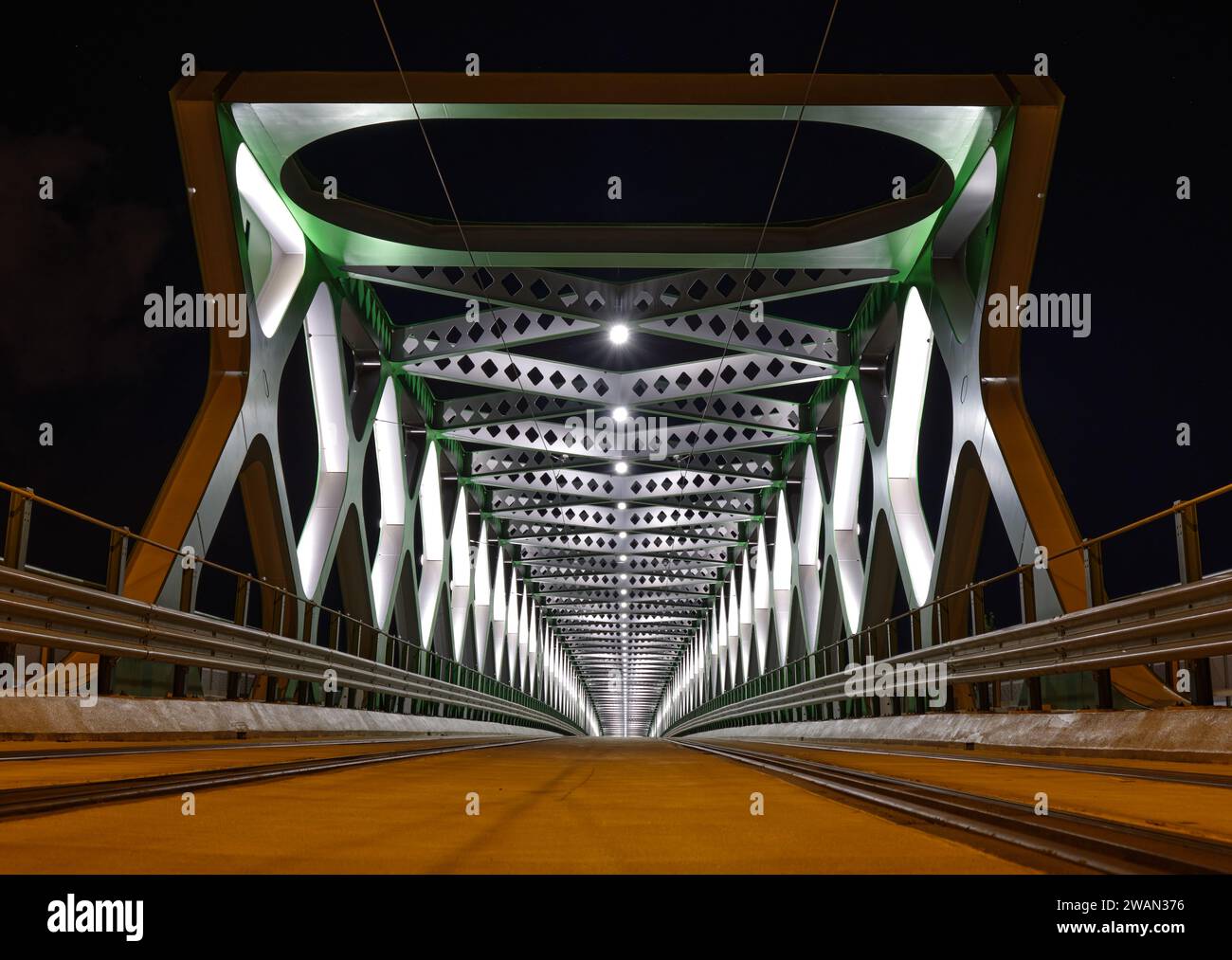 Ponte di metallo sul Danubio con una linea di tram, percorsi pedonali e ciclabili dedicati, visti dall'ingresso Foto Stock