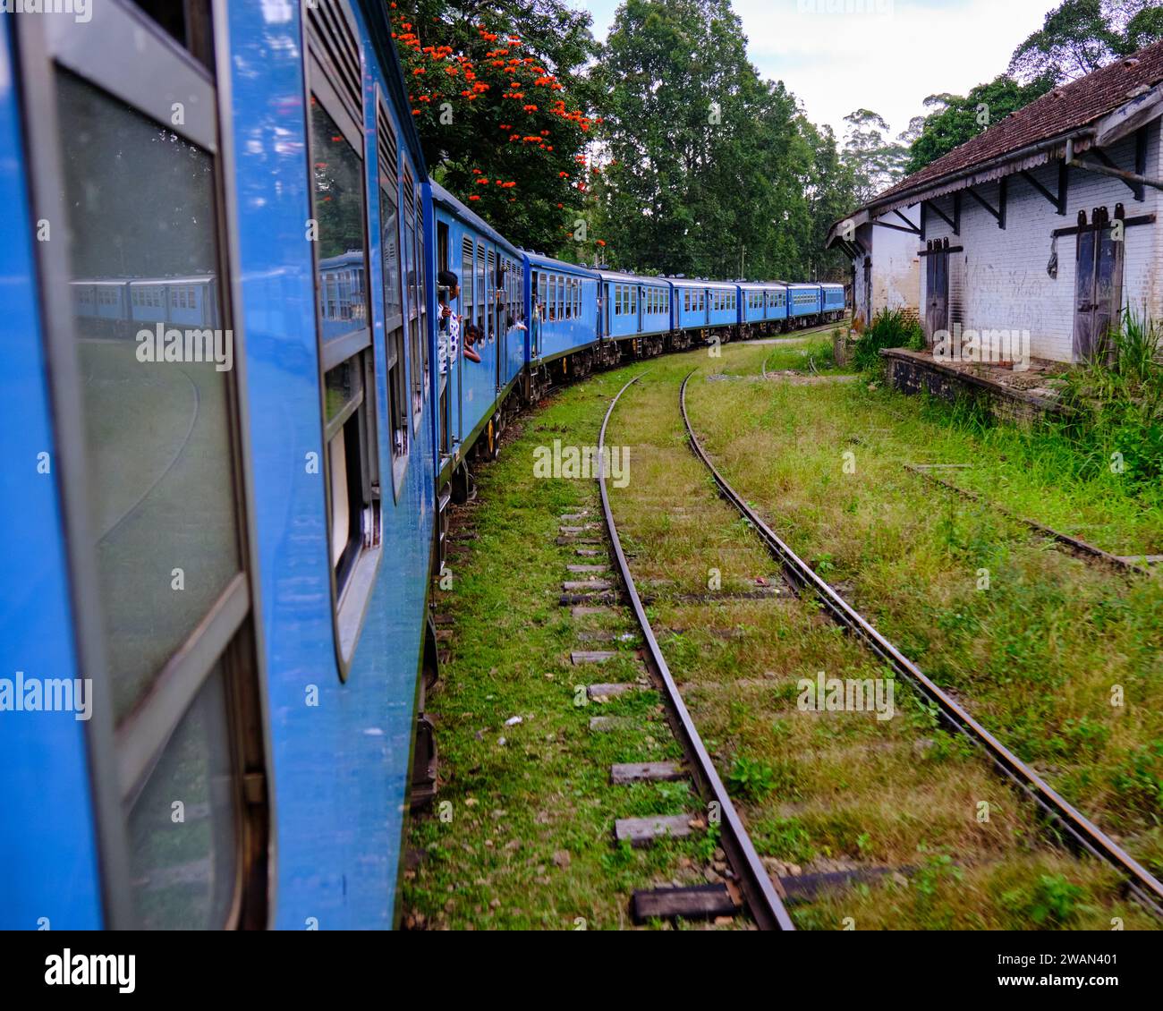 Treno blu Sri Lanka cross country, visto dal treno che scende lungo una curva di binario Foto Stock
