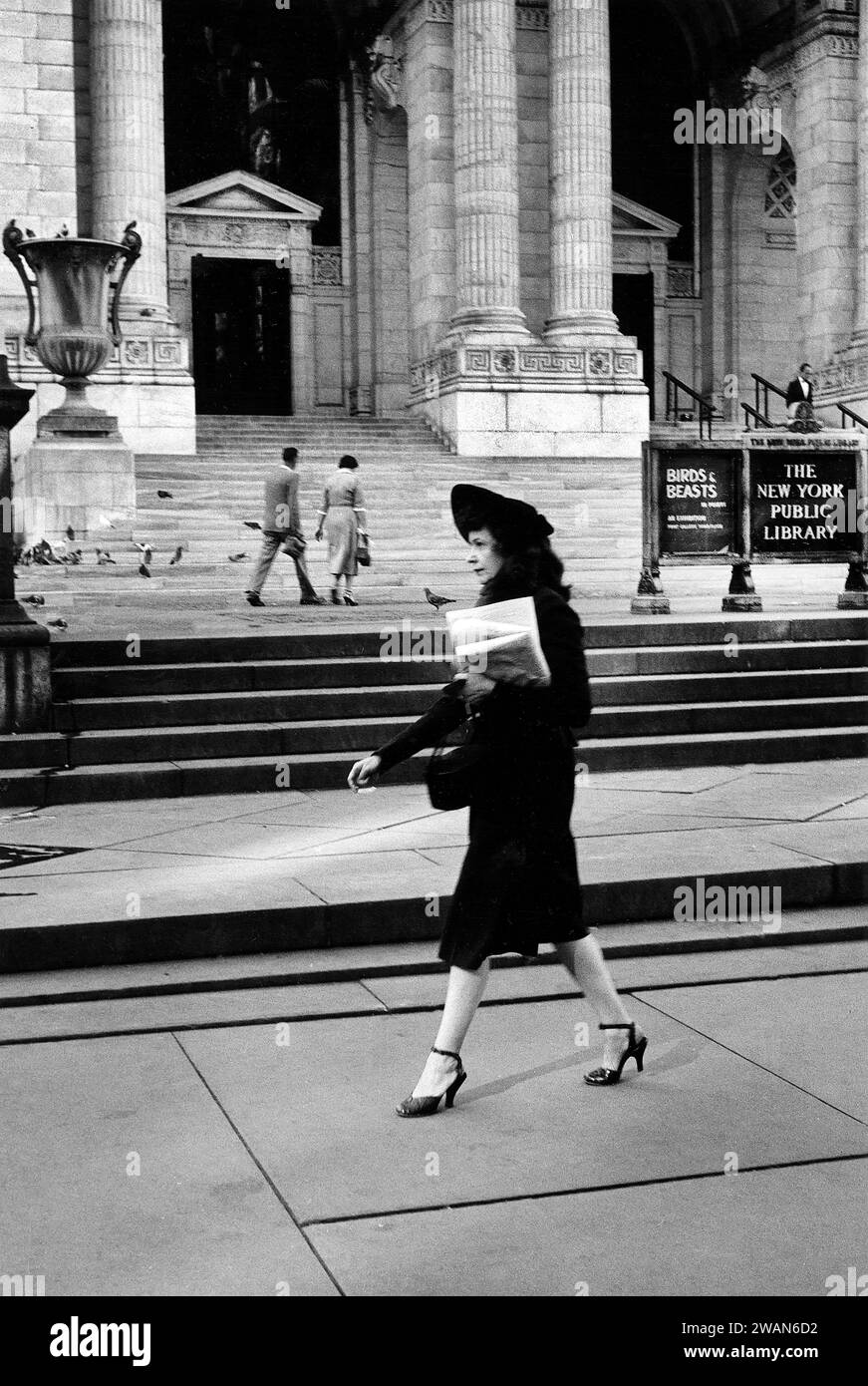 Donna che cammina di fronte alla New York Public Library, Fifth Avenue, New York City, New York, USA, Angelo Rizzuto, Anthony Angel Collection, settembre 1957 Foto Stock