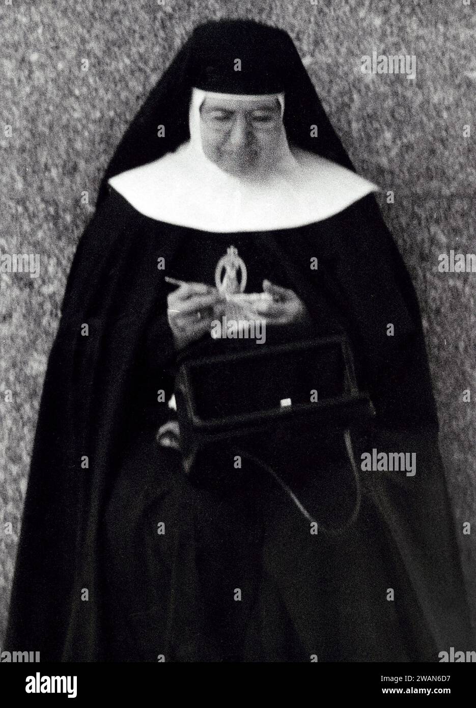 Suora seduta e maglia con borsa aperta sul giro, New York City, New York, USA, Angelo Rizzuto, Anthony Angel Collection, ottobre 1957 Foto Stock