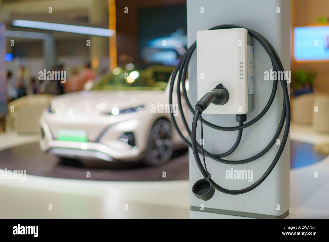 I caricatori EV veloci in posizione di parcheggio le stazioni di ricarica sono pronte per alimentare rapidamente i veicoli elettrici, a simboleggiare la perfetta integrazione di cutting-e. Foto Stock