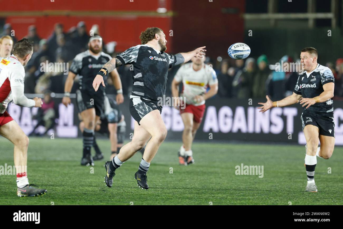 Newcastle, Regno Unito. 5 gennaio 2024. Adam Brocklebank di Newcastle Falcons non può prendere un passaggio da Callum Chick è un altro attacco Falcons flounders durante il Gallagher Premiership match tra Newcastle Falcons e Harlequins a Kingston Park, Newcastle venerdì 5 gennaio 2024. (Foto: Chris Lishman | mi News) crediti: MI News & Sport /Alamy Live News Foto Stock