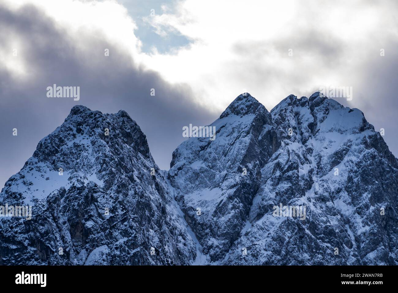 Le Alpi Bavaresi si trovano vicino all'Edelweiss Lodge and Resort a Garmisch, Germania 1 gennaio 2024. L'Edelweiss Lodge and Resort è uno dei quattro centri ricreativi delle forze armate situati in tutto il mondo. I centri ricreativi delle forze armate (AFRC) servono i membri delle forze armate statunitensi, le loro famiglie e altri utenti autorizzati. AFRC Resorts offre attività di morale, benessere e ricreazione gestite dall'esercito degli Stati Uniti per il Dipartimento della difesa. (U.S. Army Reserve foto di SPC. Cameron Hershberger) Foto Stock