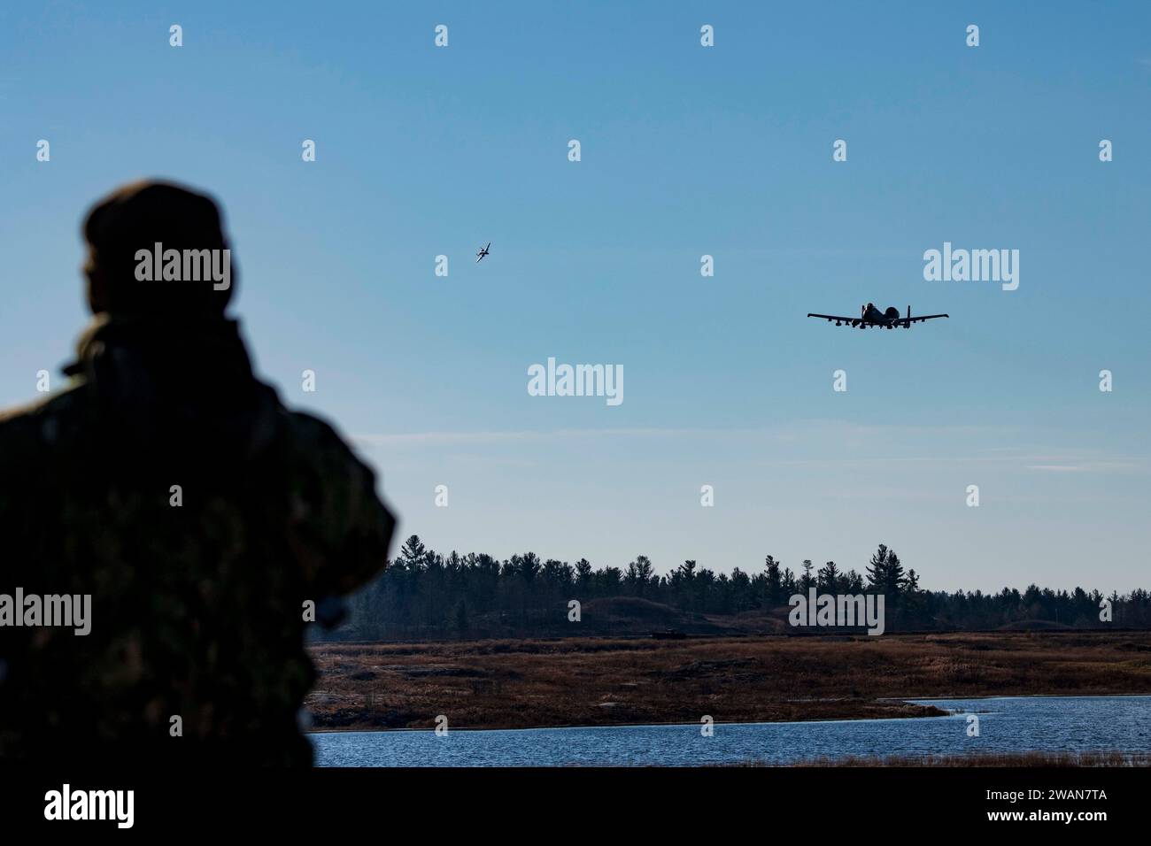 FORT DRUM, N.Y. (12 dicembre 2023) due A-10 Thunderbolt IIS del 104th Fighter Squadron forniscono un supporto aereo ravvicinato agli operatori navali di guerra speciali (SEAL) basati sulla costa orientale durante un'esercitazione congiunta di controllo di attacco terminale (JTAC) a Fort Drum, N.Y., 12 dicembre 2023. L'addestramento JTAC consente al personale della Naval Special Warfare di perfezionare la propria interoperabilità con risorse congiunte per estendere la propria portata tattica. Naval Special Warfare Group TWO produce, supporta e schiera le principali forze di operazioni speciali marittime al mondo per condurre operazioni a spettro completo e deterrenza integrata a sostegno di U. Foto Stock