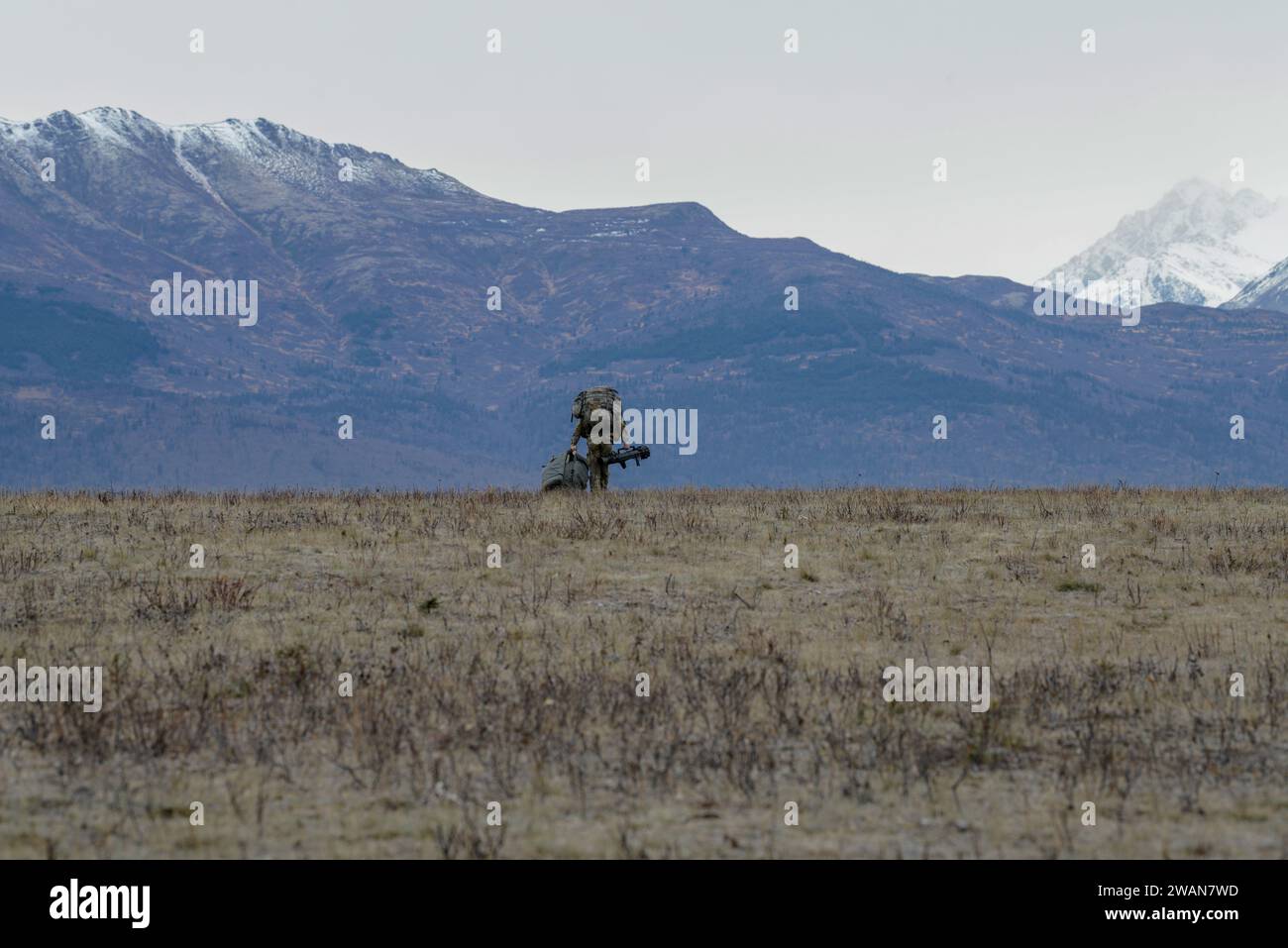 Un paracadutista dell'esercito statunitense con il 1st Battalion, 501st Parachute Infantry Regiment, 2nd Infantry Brigade Combat Team (Airborne), 11th Airborne Division, "Arctic Angels", si sposta al punto di raduno dopo aver condotto un'operazione di entrata forzata congiunta a Malemute Drop zone, Joint base Elmendorf-Richardson, Alaska, durante Arctic Aloha, 2 novembre, 2023. Arctic Aloha è un'esercitazione congiunta dell'esercito e dell'aeronautica militare, progettata per preparare i paracadutisti dell'11th Airborne Division a operazioni di azione decisive nella regione Indo-Pacifico e convalidare la capacità di stabilire una base intermedia di staging nel Pacifico e f Foto Stock