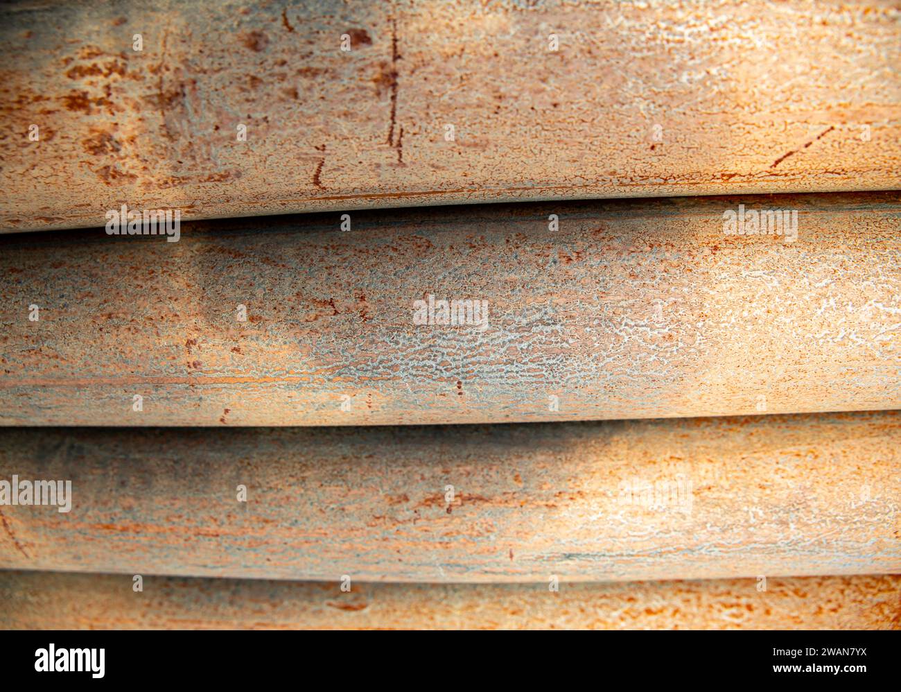 Ferro arrugginito, tubi metallici simmetrici sotto il sole, con ombra chiara Foto Stock