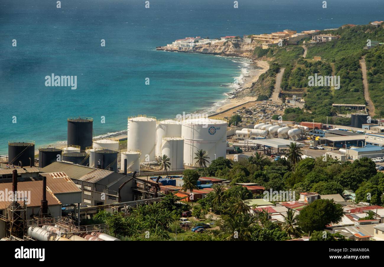 MARIGOT, SAINT MARTIN - 4 dicembre 2023: Un lato della città francese di Marigot è costituito da vecchi negozi e bancarelle. Dall'altra parte della strada c'è questo mod Foto Stock