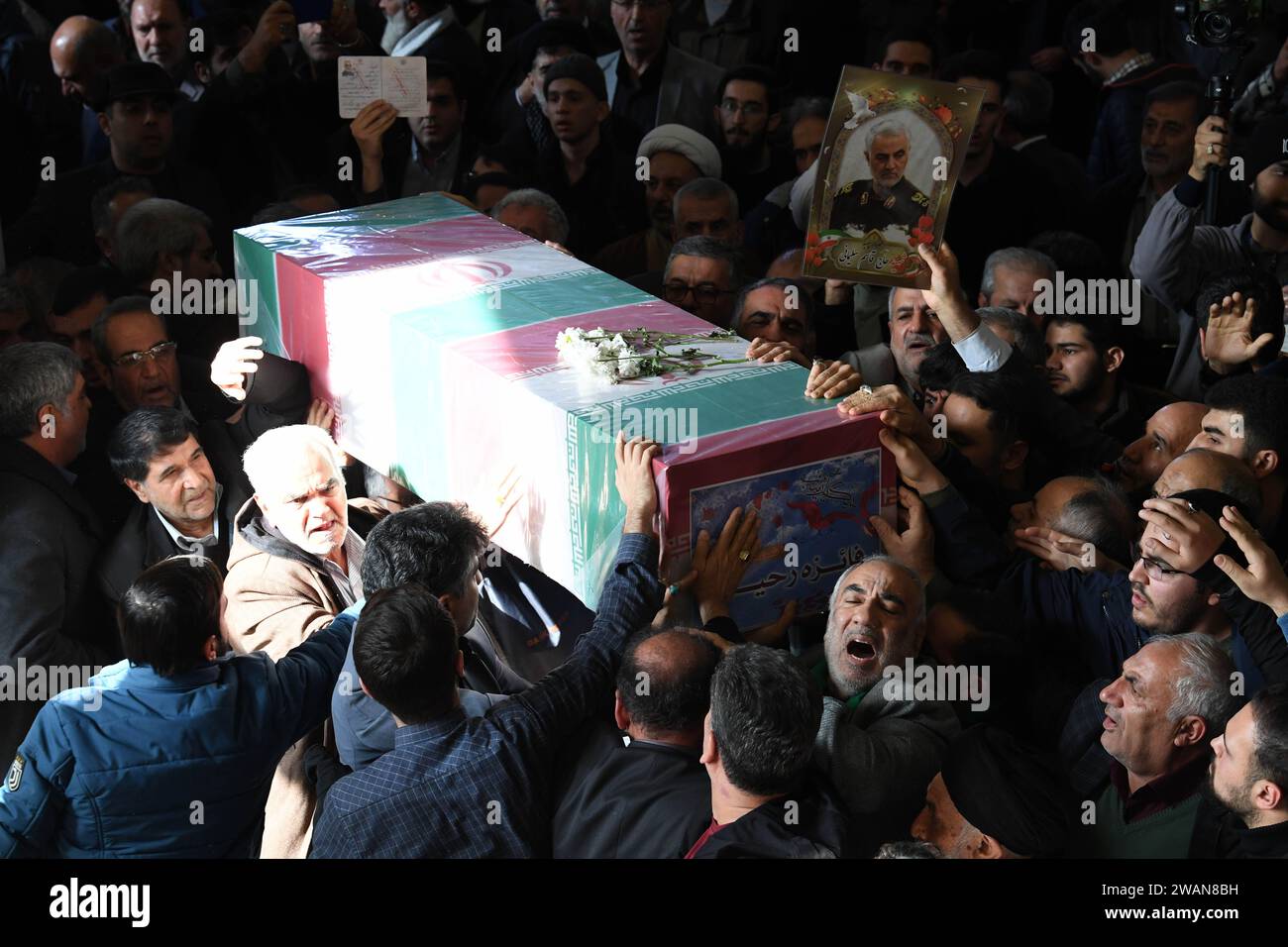 Teheran, Iran. 5 gennaio 2024. La gente partecipa al funerale di una vittima uccisa nell'attentato gemello a Kerman, a Teheran, Iran, il 5 gennaio 2024. I mortali bombardamenti gemellari hanno avuto luogo nei pressi della tomba del generale iraniano Qassem Soleimani a Kerman mercoledì, uccidendo almeno 89 persone e ferendone circa 280. Venerdì il ministero iraniano dei servizi segreti ha dichiarato di aver arrestato 11 persone in sei province per sospetto coinvolgimento nei mortali bombardamenti gemelli a Kerman. Crediti: Shadati/Xinhua/Alamy Live News Foto Stock