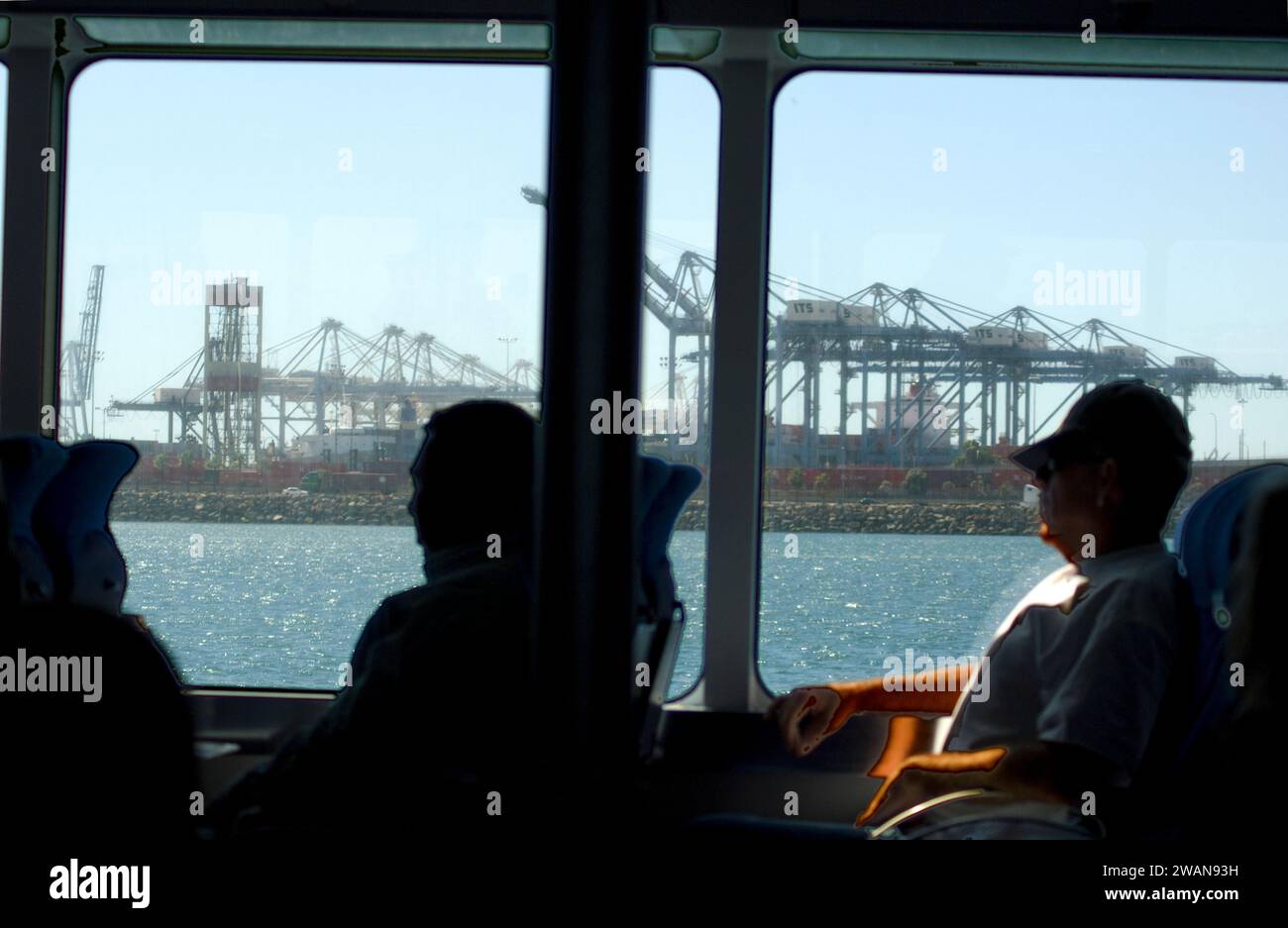 I visitatori in viaggio verso l'isola di Catalina sul traghetto Catalina Express passano per le banchine di carico al porto di Long Beach, Los Angeles, California, USA Foto Stock