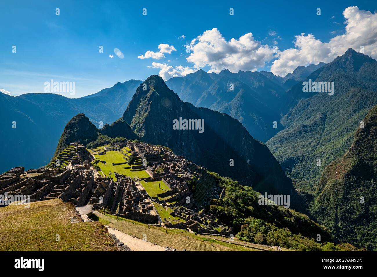 Negli anni '70 e '80 ci furono due occasioni in cui il governo peruviano rimosse una grande pietra monolitica per consentire a un elicottero di atterrare a Machu Picch Foto Stock