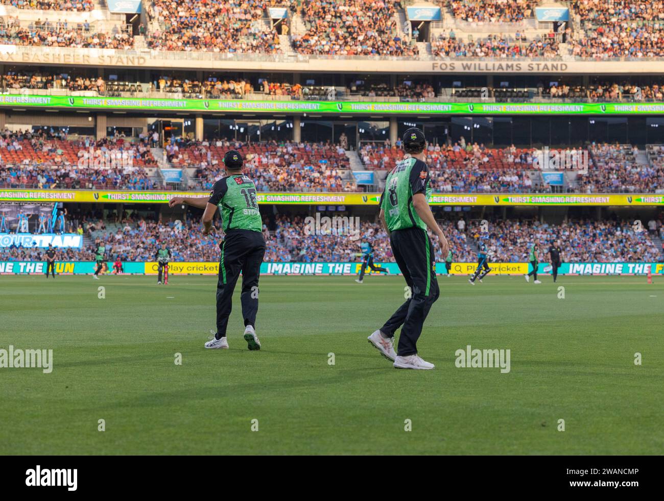 Adelaide, Australia. 31 dicembre 2023. Marcus Stoinis e Joel Paris schierandosi per il Melbourne durante il match maschile della Big Bash League tra Adelaide Strik Foto Stock