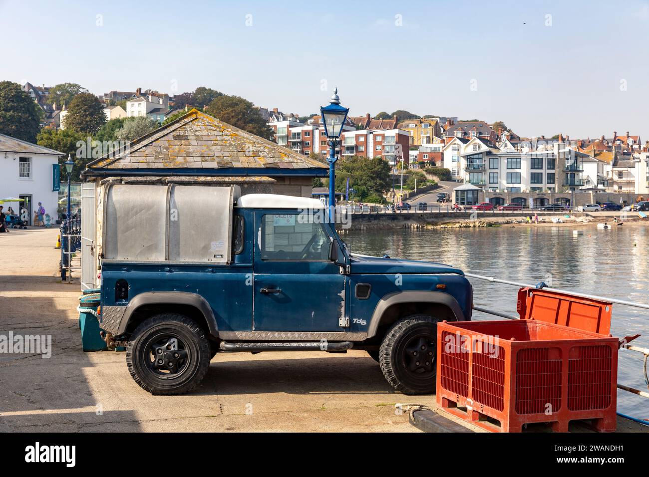 Land Rover Defender 90 td5 veicolo classico di colore blu con tettuccio e tetto bianco parcheggiato sul molo di Swanage, Dorset, Inghilterra, 2023 Foto Stock