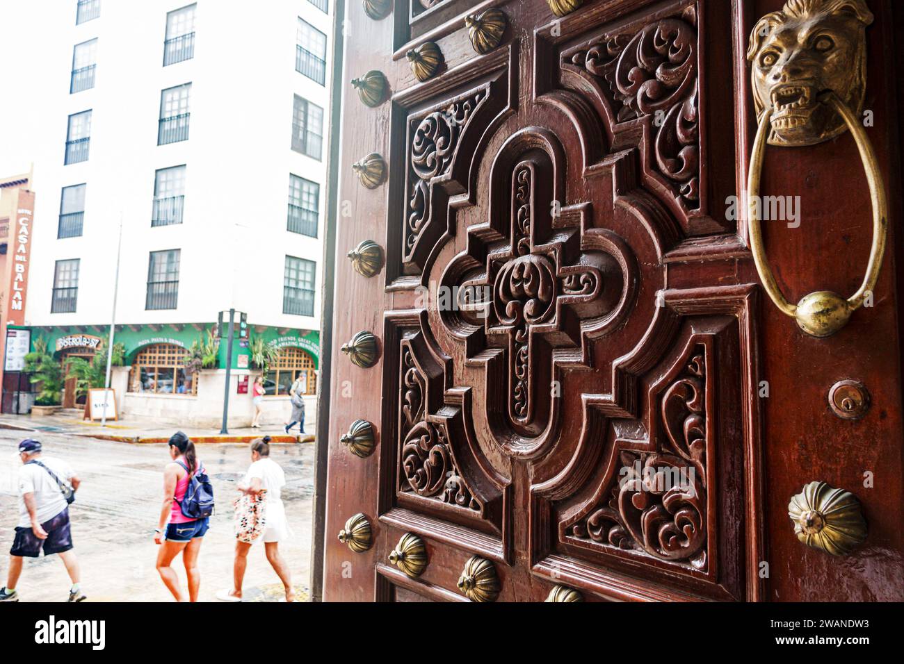 Merida Mexico, centro storico, porta in legno intagliata ornamentale, Centro Cultural Universitario de la Universidad Autonoma de Yuc Foto Stock