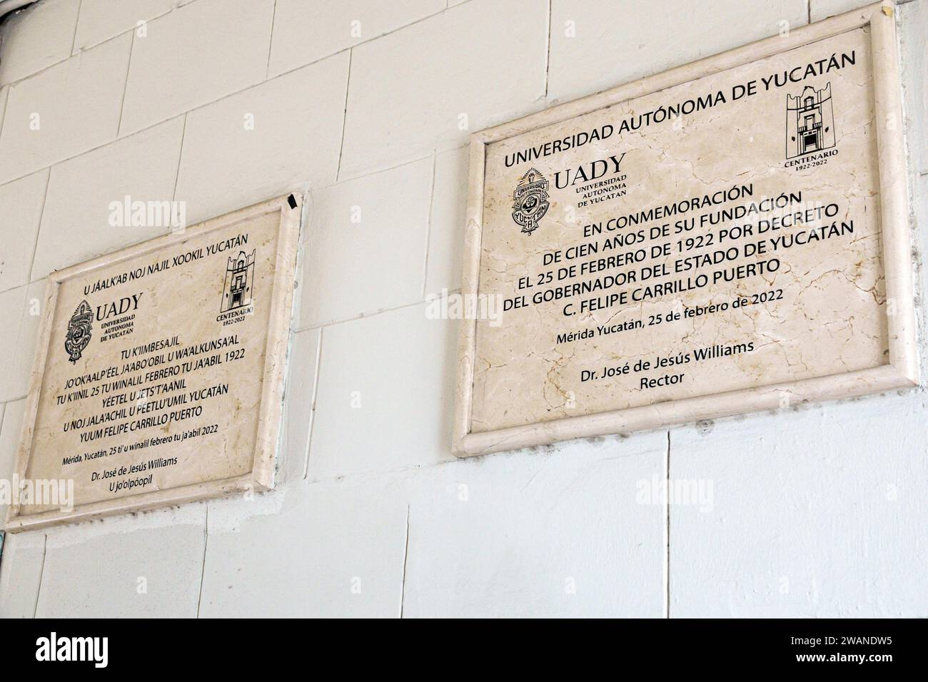 Merida Mexico, centro storico, targa, centro Cultural Universitario de la Universidad Autonoma de Yucatan, uniformi autonome Foto Stock