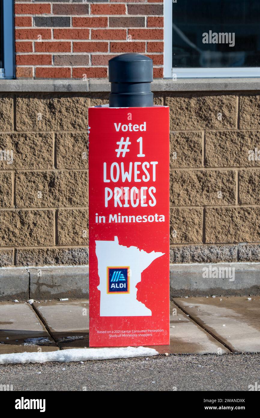 Forest Lake, Minnesota. Negozio Aldi. Il primo cartello con il prezzo più basso davanti al negozio. Aldi è il marchio aziendale comune di due multinazionali tedesche fa Foto Stock