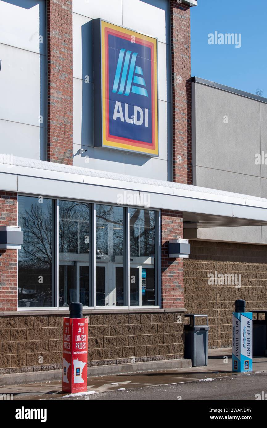Forest Lake, Minnesota. Fronte negozio Aldi con n.. 1 segno di prezzo inferiore. Aldi è il marchio comune di due multinazionali tedesche a conduzione familiare Foto Stock